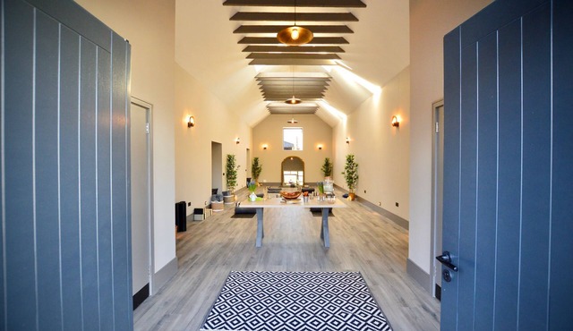 Barn, large entertainment space +hot tub, sleeps 6