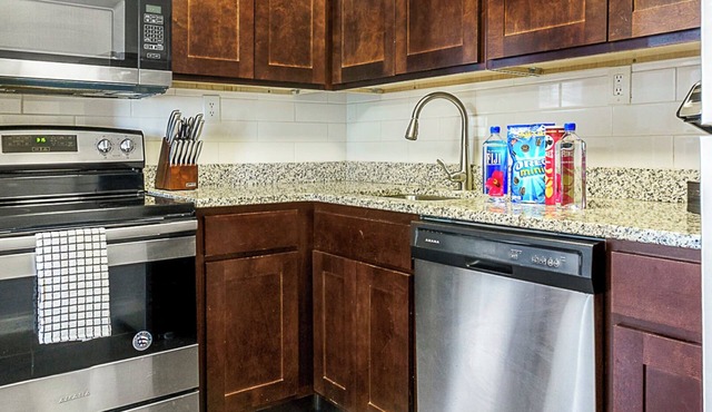 Barsala l 1BD, Professionally managed and cleaned with stylish kitchen