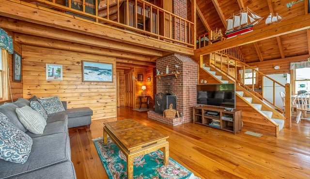Bay-View. Waterfront Log cabin on the bay. Pet Friendly.