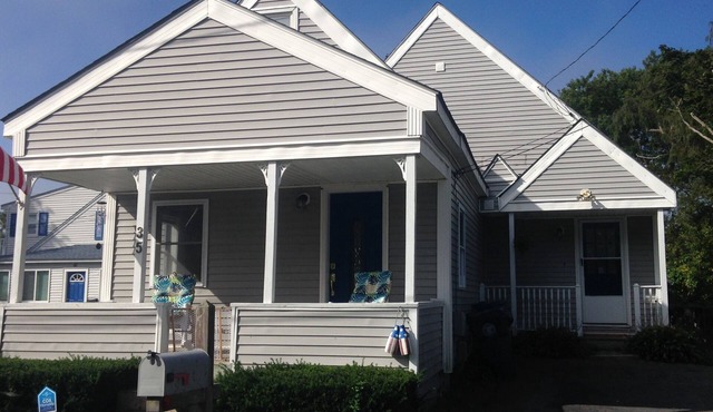 Bay Views, 4th house from the Beach and Wonderful Sea Breezes!
