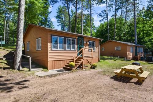 Bayview Resort Waters Edge Cabin 2