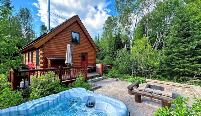 BC Log cabin 1 mile from Mt Washington Hotel, beach, slope views! Hot tub, volleyball, trails!