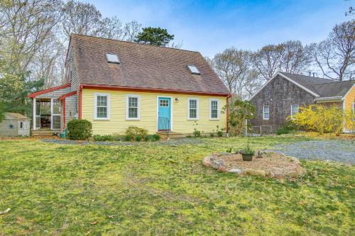 Beach and Lake Access: Family Getaway in Mashpee
