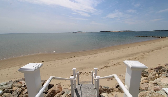 Beach Front Cottage With Spacious Deck (1465)