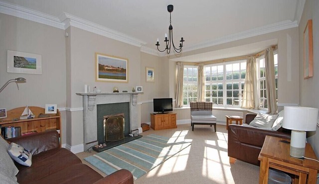 BEACH HOUSE (ALNMOUTH), pet friendly, with open fire in Alnmouth