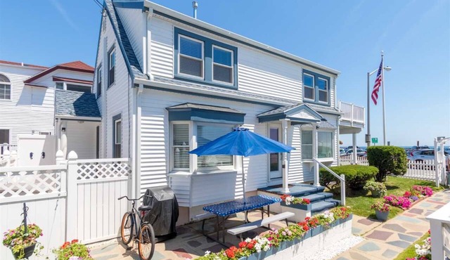 Beach House, Walking distance to downtown!