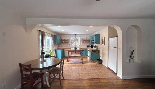 Beach House with AC Near Narragansett and East Matunuck