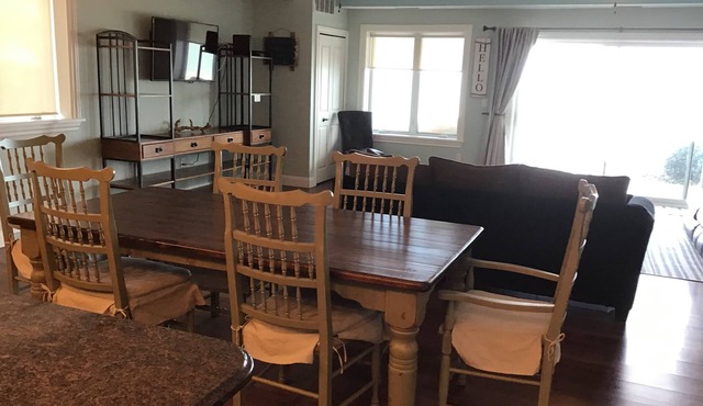 BEACH LEVEL LAKE FRONT CONDO L02-5 Queen beds. Rent rent 3-4th free -ask