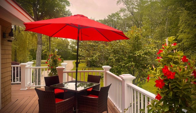 Beach Retreat with deck and hot tub - short walk to ocean