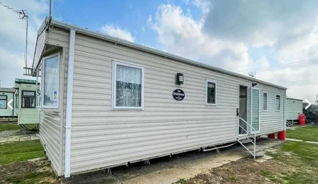 Beachfront 3-Bed Caravan- Pool, Bar & Beach Steps Away