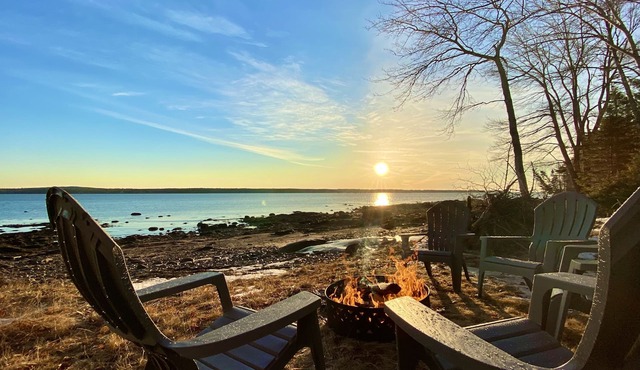 Beachfront Breezes 20 Steps To Water w/Beach Firepit & Grill Near Acadia