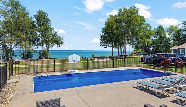 Beachfront cottage #1 in Lexington with AC, shared Hot Tub & Pool on Lake Huron