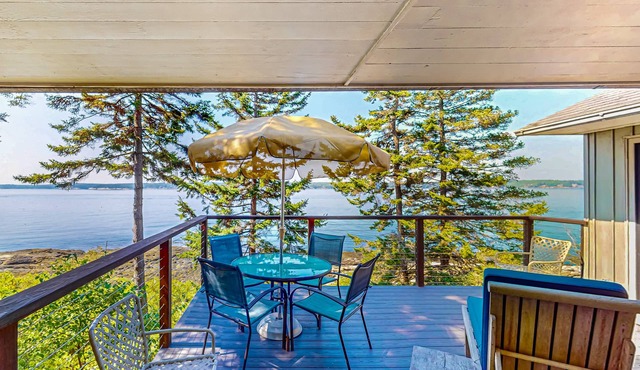 Beachfront Delight with detached guesthouse, private beach access, Dog-friendly