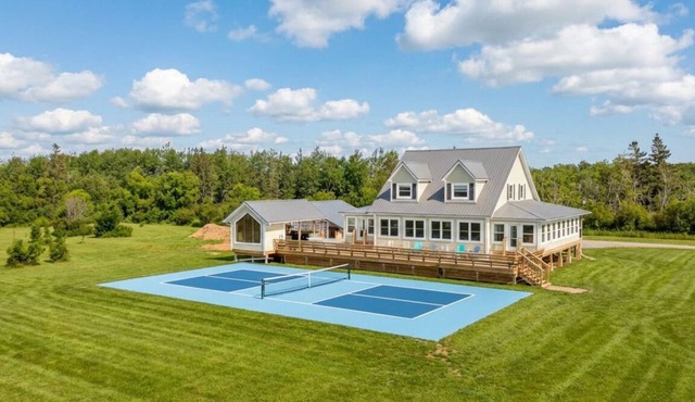 Beachfront, sandbar, 8p sauna, pickleball court, 6BR, outdoor kitchen, kayaks.