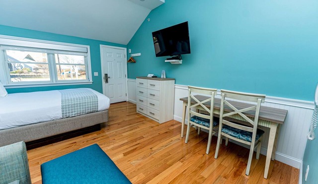 Beachfront Studio in Dennis Port w/Kitchenette