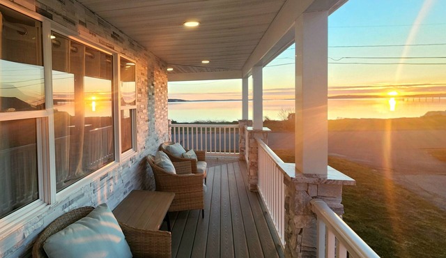 Beachfront w/Hot Tub, Sauna, Pool, Fire pits, Grill & Panoramic Views
