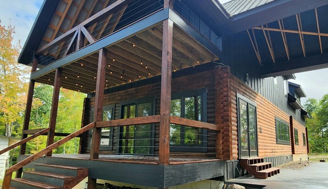 Bear Paw Cabin on the lake, with private water access, quiet getaway sleeps 6