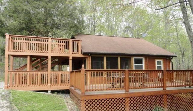 Bearfoot Cabin - 1 BR (+ sleeping loft) 2 BA, 3 mi from Patoka Lake
