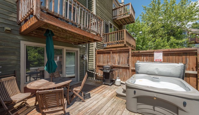 Beary Cozy: Ski In/Ski Out, Hot Tub!