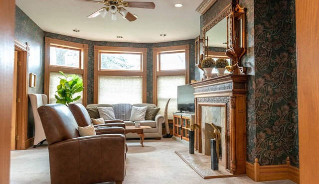 Beautiful 1-bedroom apartment in Victorian Historic Home
