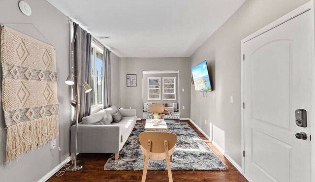 Beautiful 1Bedroom Apt. with Spacious Living Room