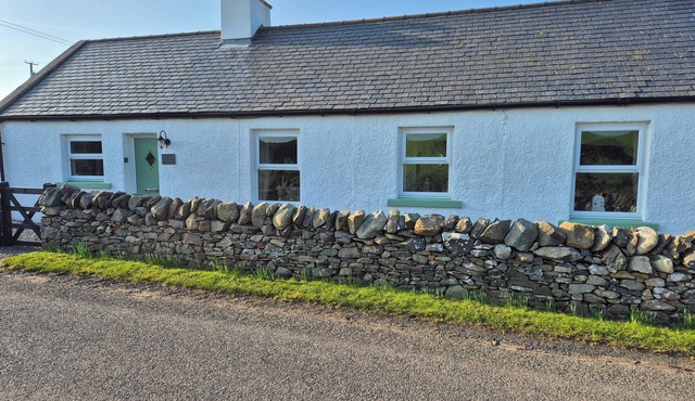 Beautiful 2-Bed semi rural cottage enclosed garden