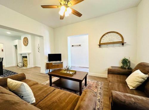 Beautiful 2 Bedroom Apartment - Easy City Access