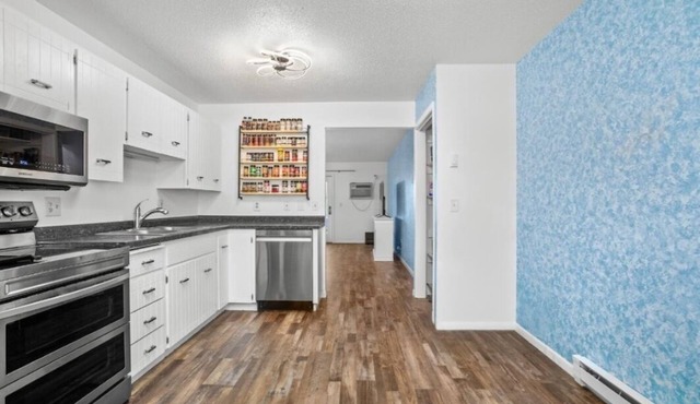 Beautiful 2-bedroom condo w/garage, in charming SW Minot with WiFi, AC,.
