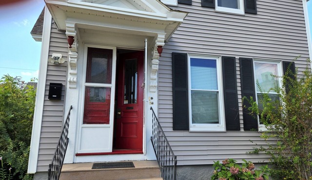 Beautiful 2 bedroom apartment just east of downtown Manchester