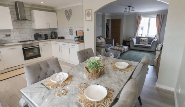Beautiful 3-Bed Family Home, Metro & Motorway Links