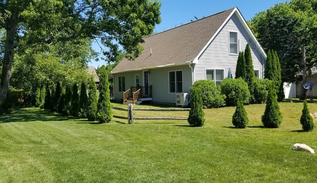 Beautiful 3 bedroom 2 bath Home/Close to Town & Beach