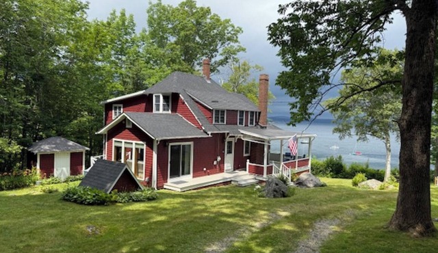 Beautiful 3-bedroom house on the bay in Bayside, a historic village in Northport