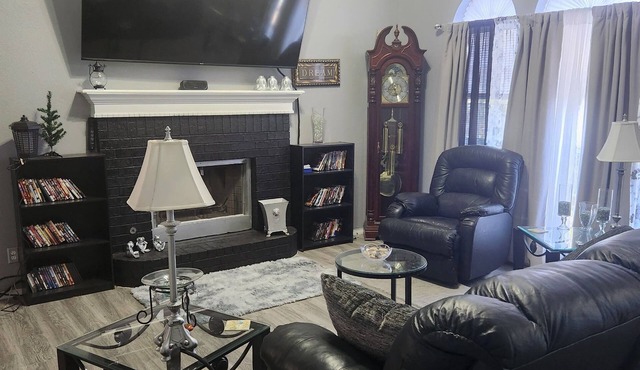 Beautiful 4-bedroom corner house 5 min from downtown friendly Tulsa neighborhood
