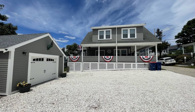 Beautiful 5 bedroom 2 bath Nostalgic Cape House, 30 seconds to your own beach.