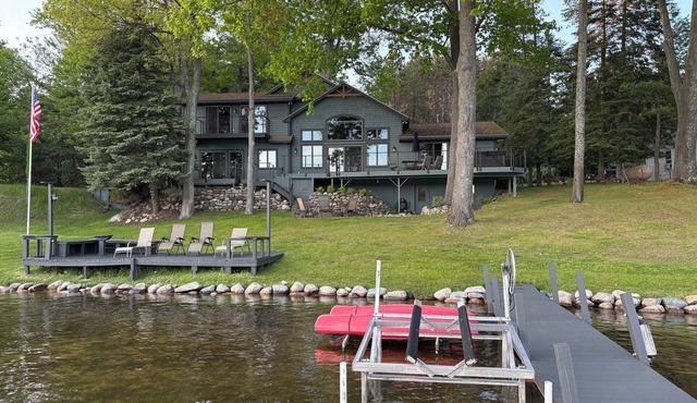 Beautiful 5 bedroom Clam Lake home with access to Torch Lake!