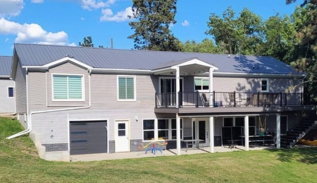 Beautiful 5-bedroom Waterfront House on Lake Sakakawea near Garrison!