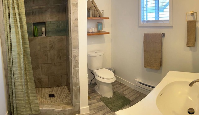 Beautiful apt, serene design in Bay City-Perfect for a getaway,close to downtown