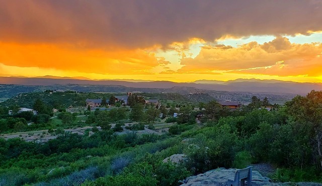BEAUTIFUL CASTLE ROCK HOME WITH BREATHTAKING MOUNTAIN VIEWS !