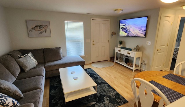 Beautiful Condo Minutes to the Beach!