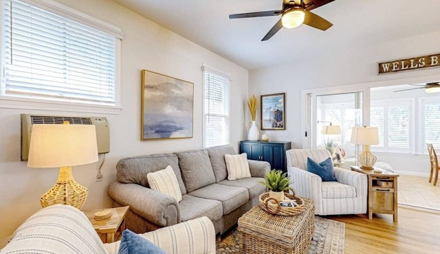 Beautiful Cottage at Summer Village with pool, hot tub, pickleball & game room