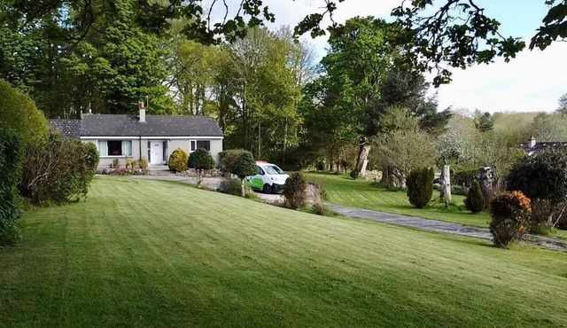Beautiful cottage in peaceful location w/hot tub. 10mins from centre of Dundee.