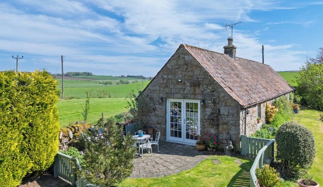 Beautiful, detatched 300 year old, fully renovated cottage with country views