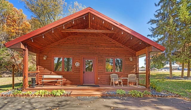 Beautiful Fall Getaway. Lakefront Property ONLY 9.5 miles from Road America !
