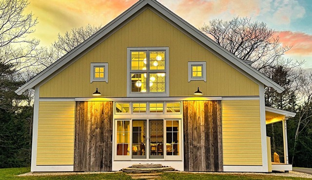 Beautiful farmhouse with hiking trails/kayaking. 5 minutes to town or ocean!