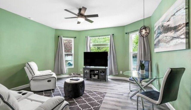 Beautiful fully remodeled 1 bd apt w King size bd