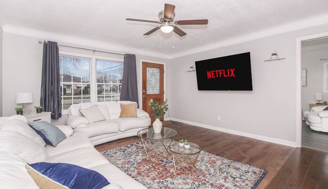 Beautiful Getaway! ★ Quiet Area ★ Fenced Yard ★ Near Airport ★ Must see 👀