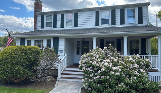 Beautiful home by the sea-4 miles from Salem, 12 miles from Boston-by 2 beaches