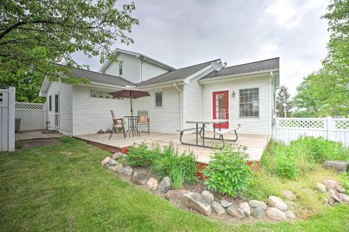 Beautiful Irish Hills Farmhouse w/Fire Pit!