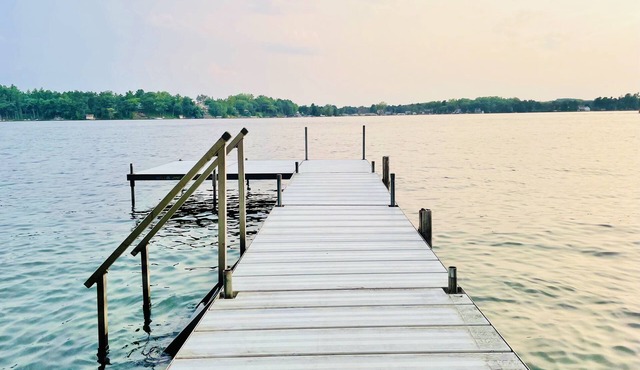 Beautiful lake home, come swim!
