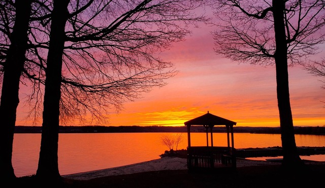 Beautiful Lake Leelanau, Minutes to Traverse City and all of Leelanau County